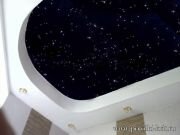 Натяжной потолок в калужской квартире: «звёздное небо» в сочетании с обычными светильниками 